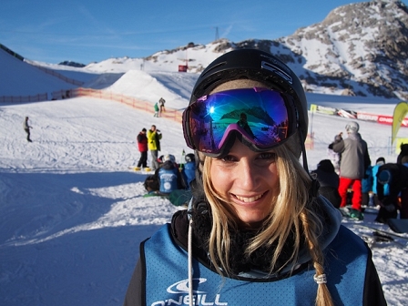 Snowboarderin Anna Gasser im Porträt in einer Winterlandschaft